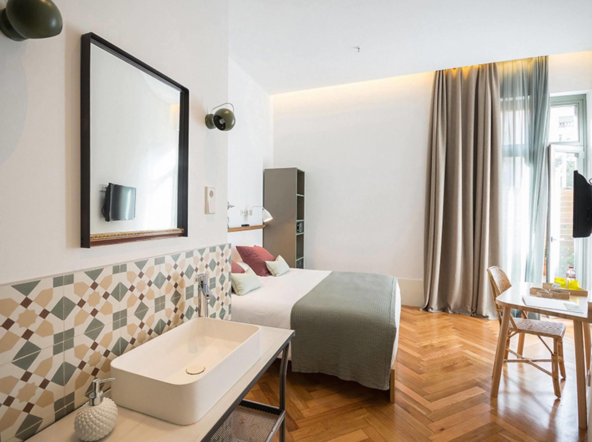 Casa Mathilda Panzió Barcelona Kültér fotó